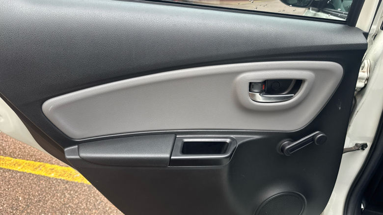 Toyota Yaris 1.33 VVT-i Design 5dr Petrol Hatchback